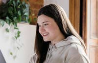 Una freelance che lavora al pc.