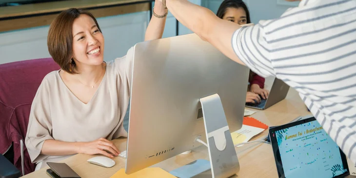Un alegre grupo de compañeros de trabajo en una reunión.