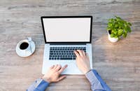 Una persona escribiendo una carta de presentación en su computadora personal.