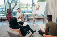 Un grupo de colegas analizando las métricas de Recursos Humanos de una empresa.