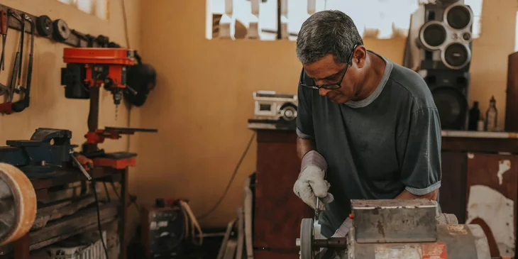 Un hombre trabajando en una fábrica.