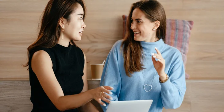 The businesswomen talking about work.
