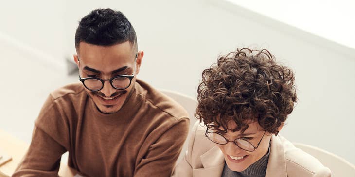 Un grupo de colegas analizando las métricas de Recursos Humanos de una empresa.