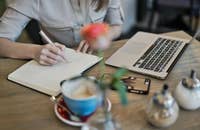 Un redactor médico tomando notas mientras investiga un artículo médico.