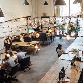 Menciona tu experiencia laboral en orden cronológico inverso.