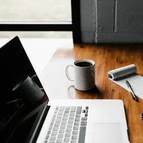 Mentionnez les aspects matériels et financiers.
