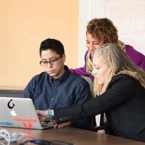 Monta stands virtuales atractivos.