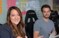 Due colleghi alla stessa scrivania.