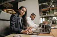 Zwei Steuerberater bei der Arbeit.