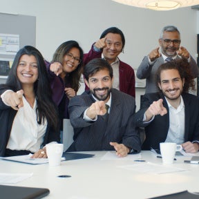 Ofrece crecimiento profesional y reconocimiento.