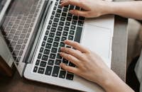 Especialista en búsqueda de pago trabajando en una campaña.