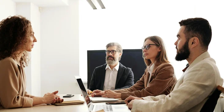 Um grupo de profissionais fazendo uma entrevista de painel.