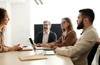 Um grupo de profissionais fazendo uma entrevista de painel.