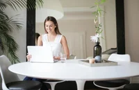 Une femme travaillant à distance depuis son domicile.