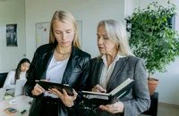 Um funcionário de meio período e um funcionário de período integral falam sobre trabalhar no escritório.