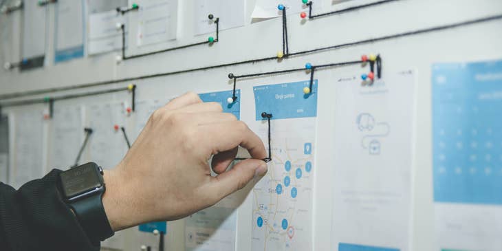 Una persona creando un Plan de continuidad de negocios.