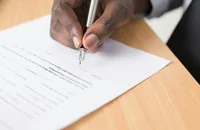 Un empleado firmando un acuerdo de rescisión.