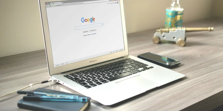 Laptop con página principal de Google abierta.