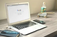 Laptop con página principal de Google abierta.