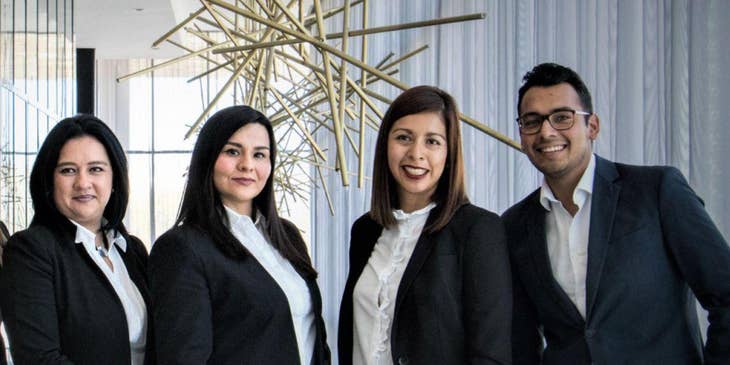 Un grupo de empleados que cumplen con la política de vestimenta de su empresa.