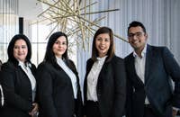 Un grupo de empleados que cumplen con la política de vestimenta de su empresa.