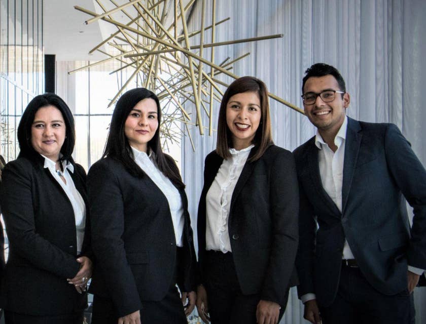 Un grupo de empleados que cumplen con la política de vestimenta de su empresa.