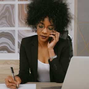 Ponte en contacto con posibles expositores y ponentes.