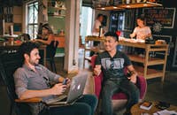 Des collègues de travail fournissant un feedback positif.