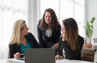 Un grupo de mujeres profesionales en una reunión.