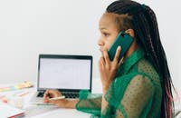 Um empregador conduzindo entrevistas de pré-seleção por telefone.