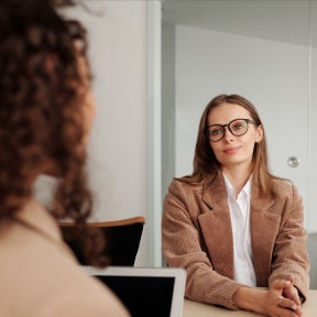 Prepara preguntas para el entrevistador.