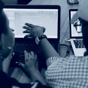 Presenta las normas de trabajo a distancia.