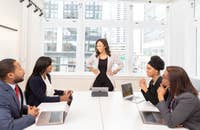 El departamento de Recursos Humanos discutiendo sobre el proceso de incorporación de empleados.