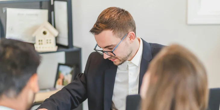 A real estate agent providing payment options for the mortgage.