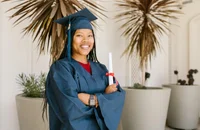 Una ragazza appena laureata da un college.