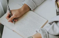 Una persona realizando una prueba de preempleo.