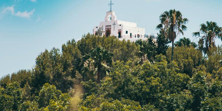 Iglesia a lo alto de una montaña en Parras de la Fuente, Coahuila.