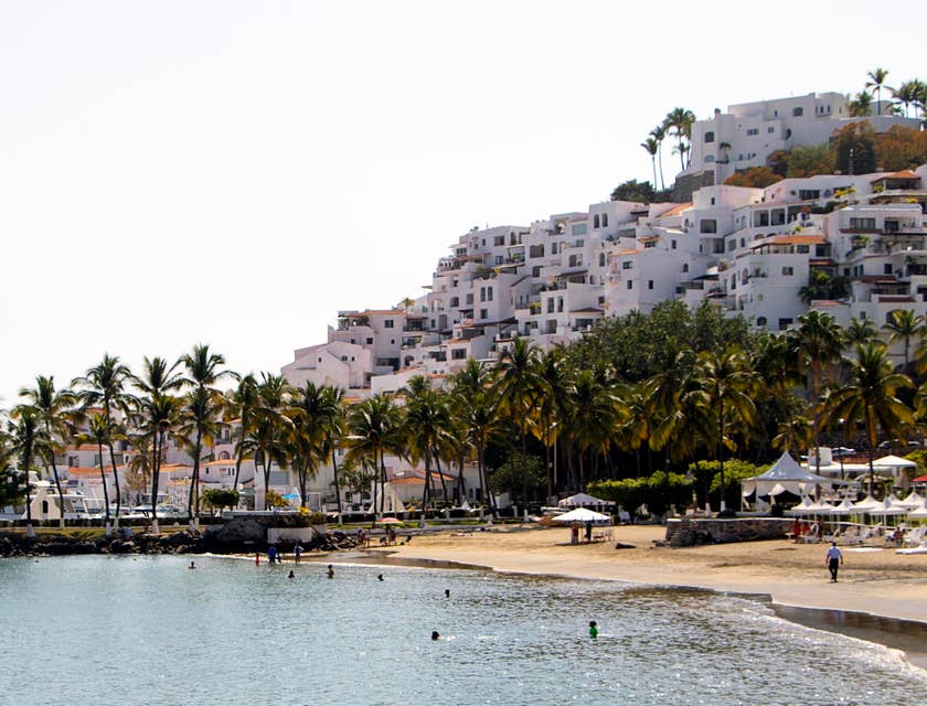 Vista del Hotel Hadas y la playa en Manzanillo, Colima.