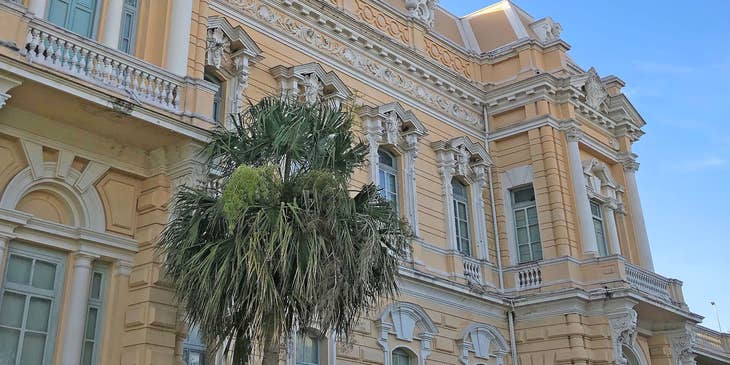 Casa de estilo colonial en el Paseo de Montejo en Mérida, Yucatán.
