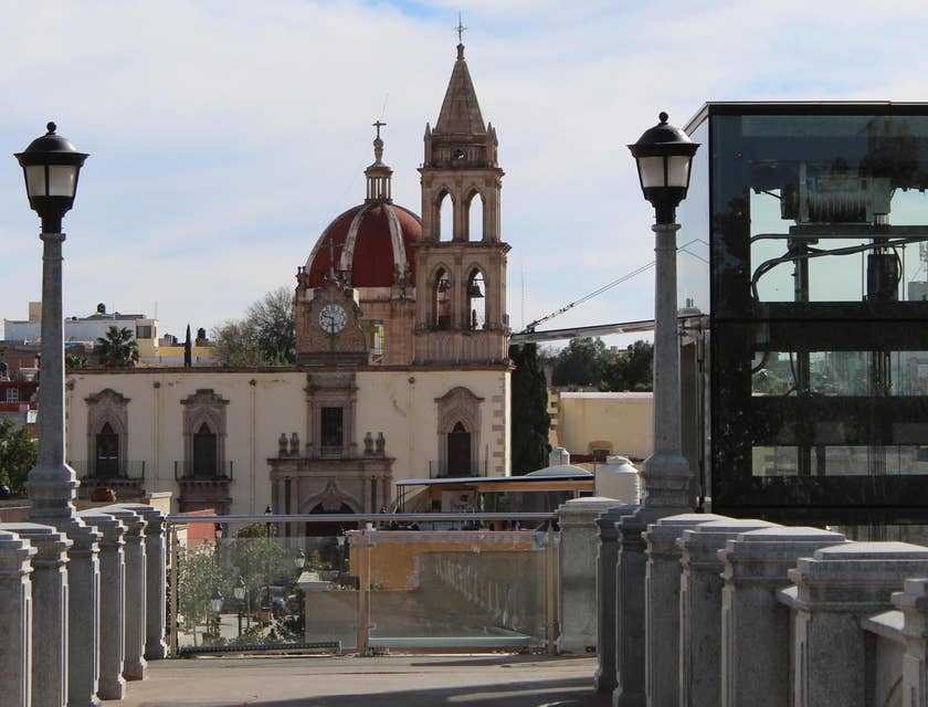 Vista de una iglesia en el centro de la ciudad de Durango.