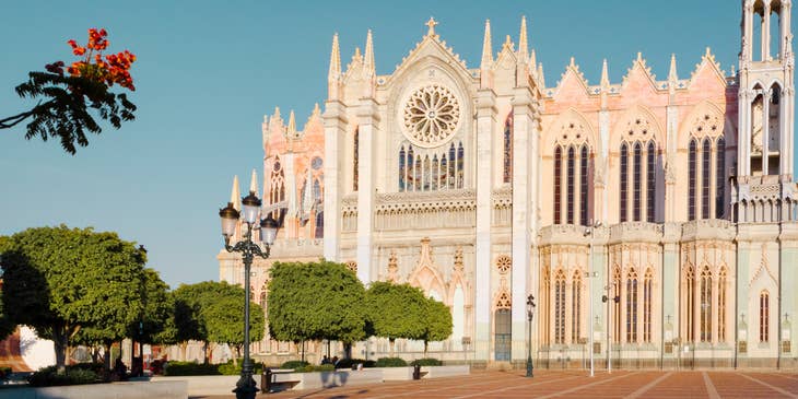 Vista frontal del Templo Expiatorio Diocesano del Sagrado Corazón de Jesús en la ciudad de León.