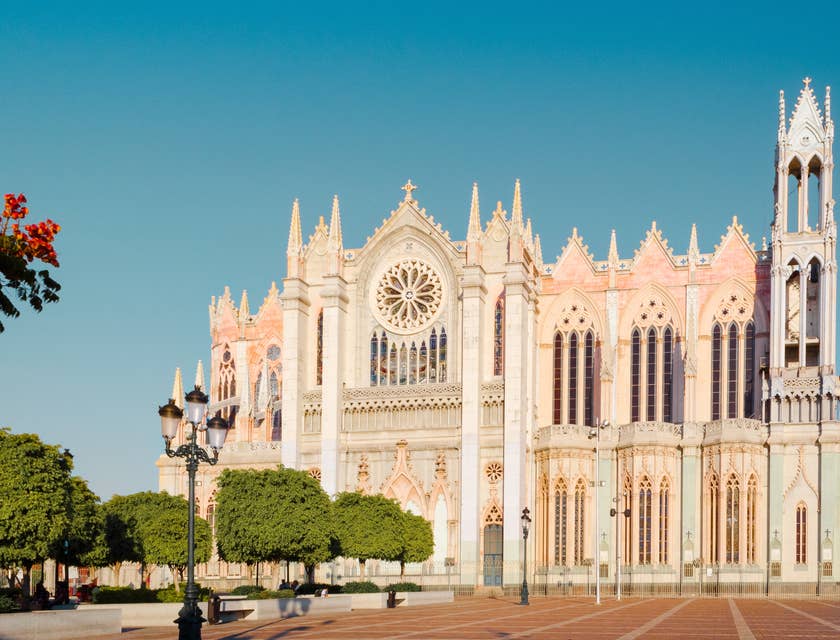 Vista frontal del Templo Expiatorio Diocesano del Sagrado Corazón de Jesús en la ciudad de León.