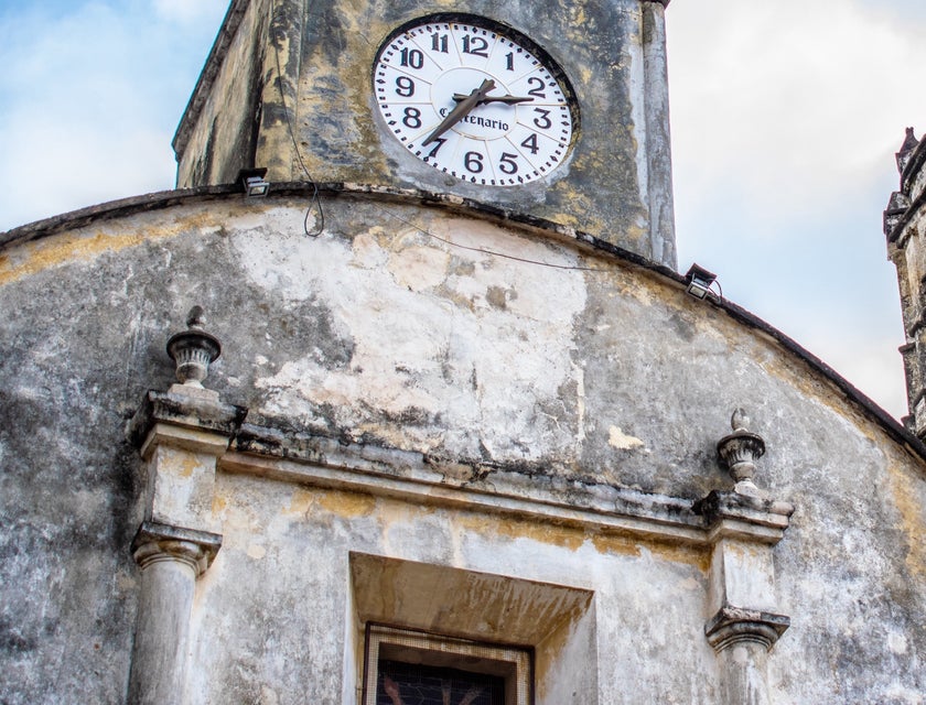 Reloj en la torre de la iglesia de Tepoztlán, Morelos.