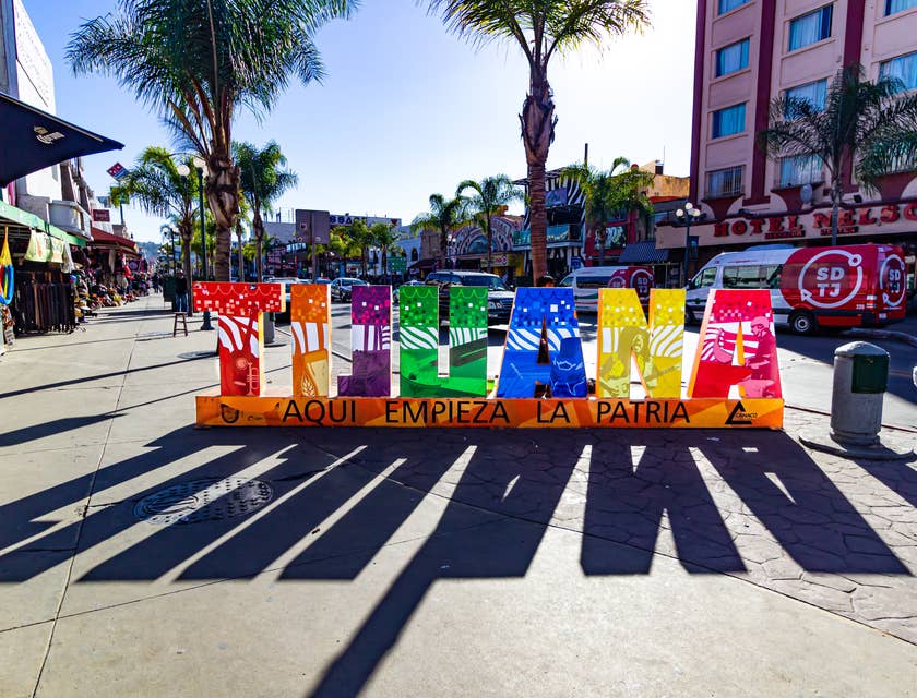 Vista de un letrero turístico que dice Tijuana en una zona céntrica de esa ciudad.