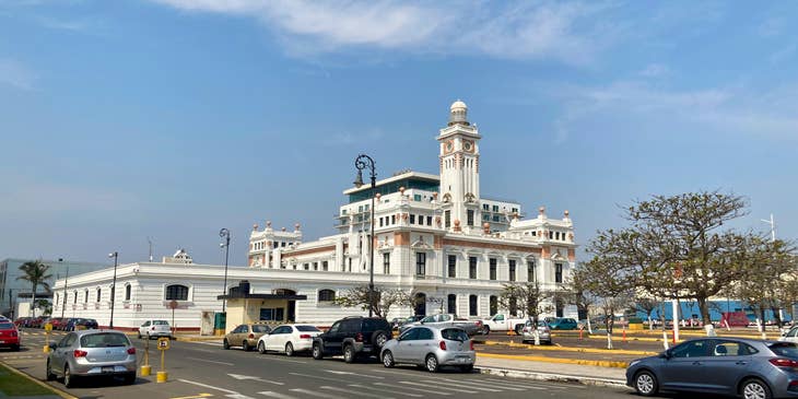 Vista del malecón y el faro Venustiano Carranza en el puerto de Veracruz.