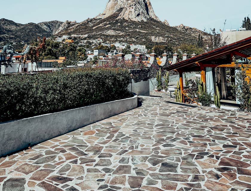 Una fotografía de la Peña de Bernal, una atracción turística de Querétaro.