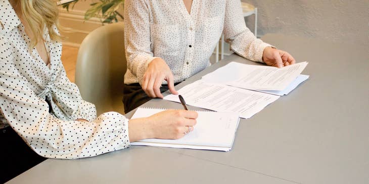 Dos colaboradoras revisando un historial de empleo.