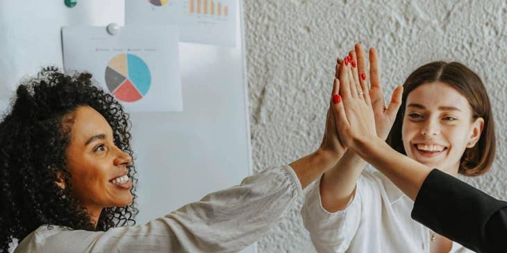 Un equipo de colaboradoras planeando un staffing estratégico.