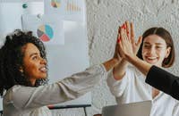 Un equipo de colaboradoras planeando un staffing estratégico.