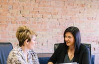 Una empleadora haciendo una contratación directa con una candidata.